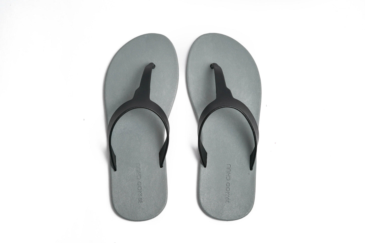 THONGS SEMELLE GRISE ET LANIÈRE NOIR