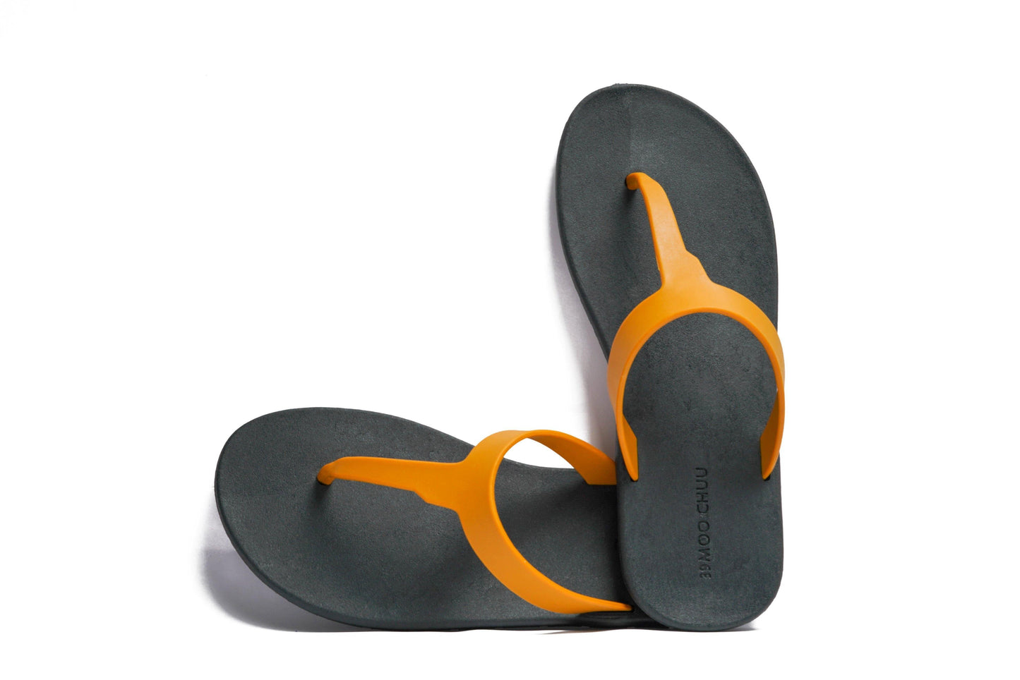 THONGS SEMELLE NOIR ET LANIÈRE CARAMEL
