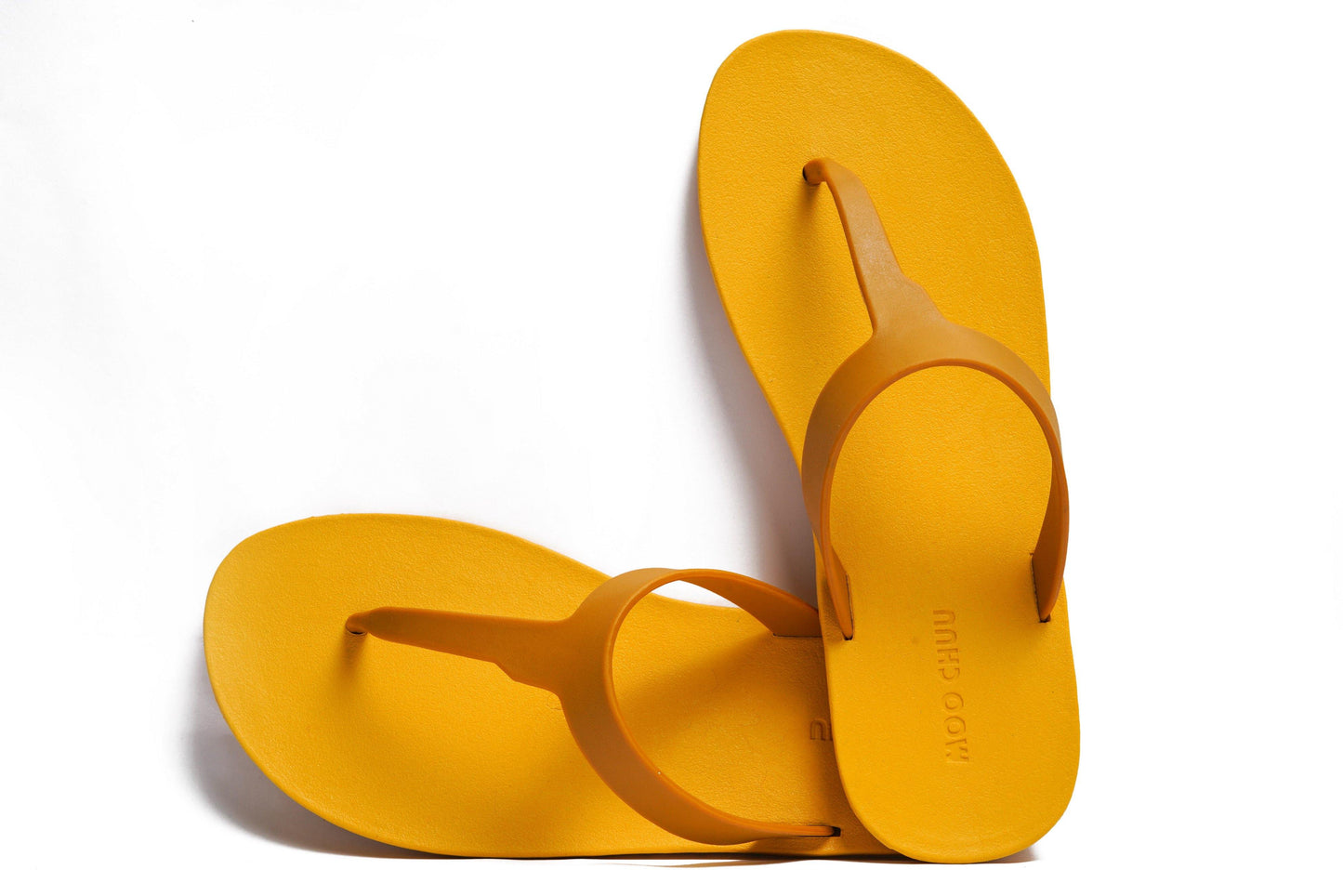 THONGS SEMELLE JAUNE ET LANIÈRE CARAMEL