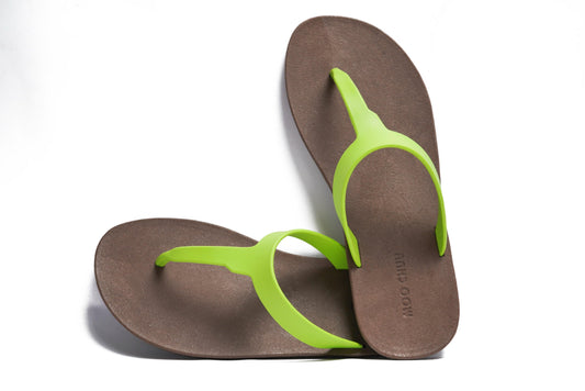 THONGS SEMELLE MARRON ET LANIÈRE CITRON VERT