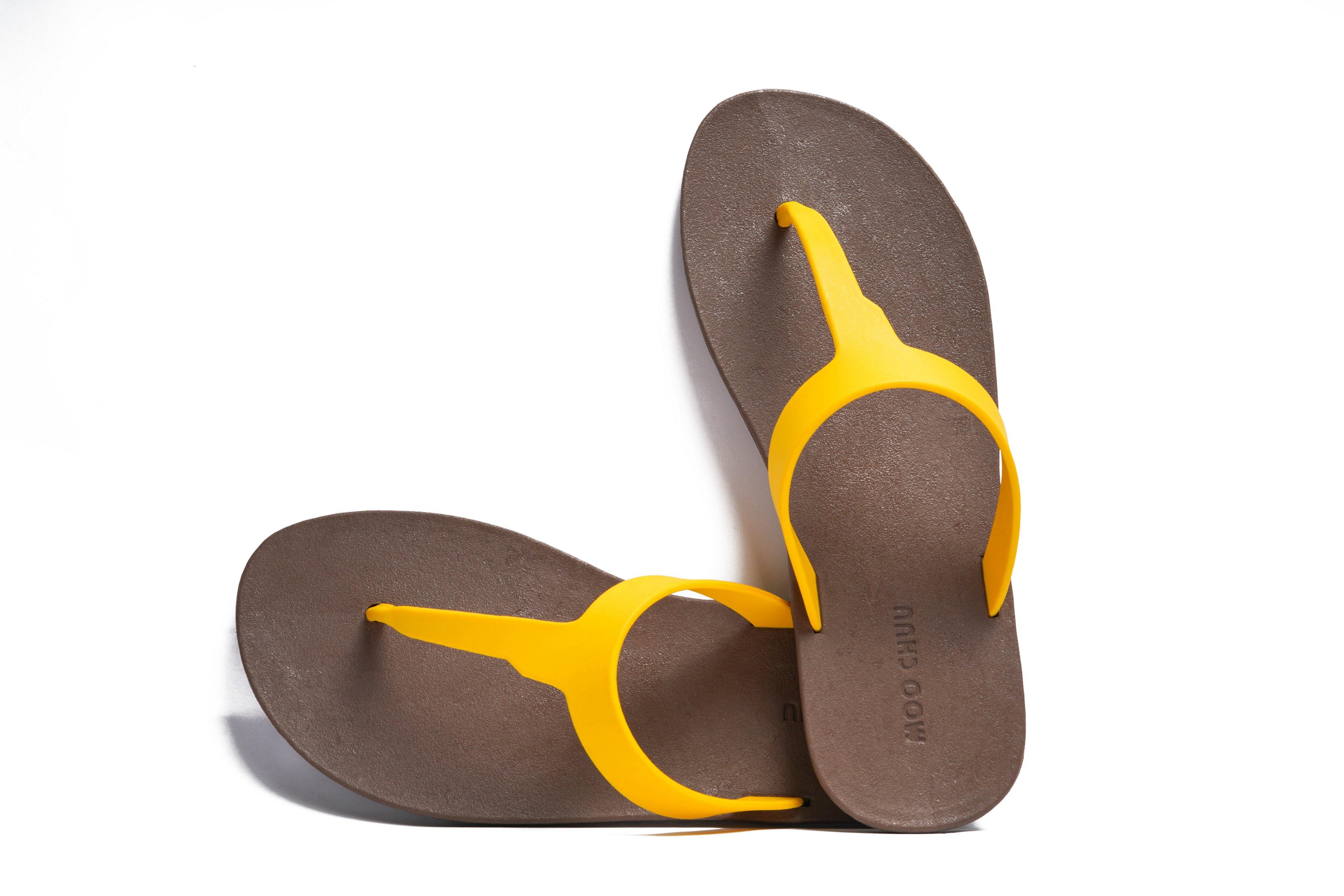 THONGS SEMELLE MARRON ET LANIÈRE JAUNE