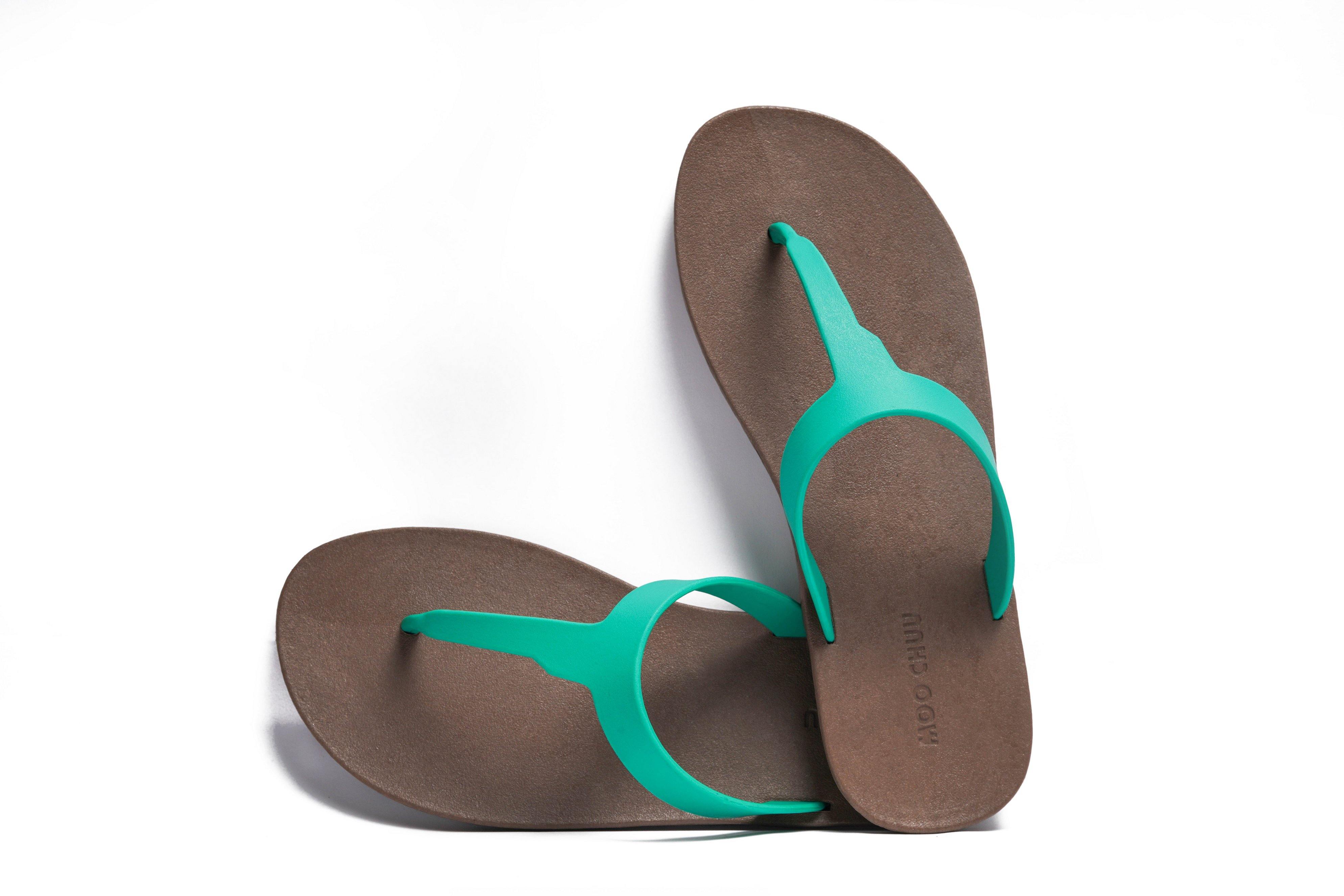 THONGS SEMELLE MARRON ET LANIÈRE VERTE