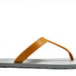 THONGS SEMELLE GRISE ET LANIÈRE CARAMEL