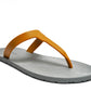 THONGS SEMELLE GRISE ET LANIÈRE CARAMEL