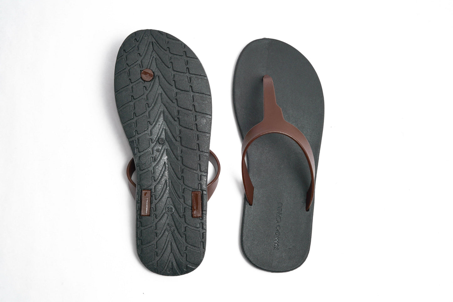 THONGS SEMELLE NOIR ET LANIÈRE MARRON